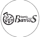 Logotipo da pizzaria Barros, com círculo branco e o nome “Pizzzia Barros” em destaque na parte central, acompanhado de um ícone estilizado ao lado.