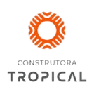 Logo da Construtora Tropical, com ícone circular laranja e texto “CONSTRUTORA TROPICAL” em cinza, sobre fundo branco.